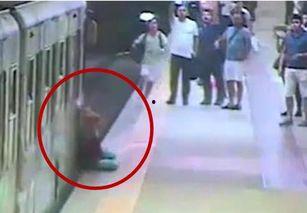 火车男子回头吃瓜视频,这瓜，真香！