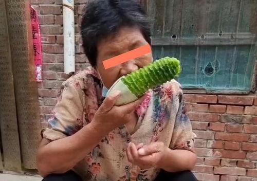 啃瓜给媳妇吃原视频,甜蜜瞬间见证夫妻情深