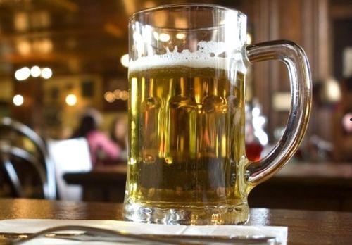 男子喝完啤酒吃蜜瓜视频,男子体验独特口感盛宴