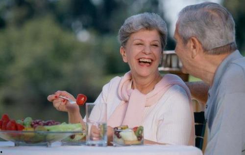 外国老人假装吃瓜视频,揭秘跨国文化交流的趣味瞬间