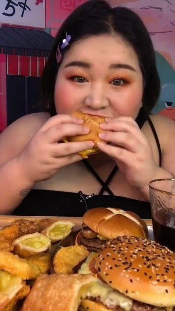 大瓜头吃汉堡包视频,趣味横生瞬间引爆网络