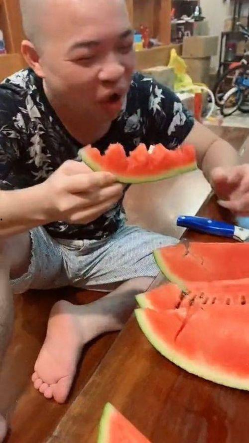 你笑起来真好看吃瓜视频,揭秘“笑起来真好看”吃瓜视频背后的故事