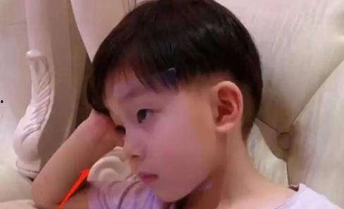 萌娃吹风吃瓜赏雨视频,吹风吃瓜赏雨，童趣盎然一幕