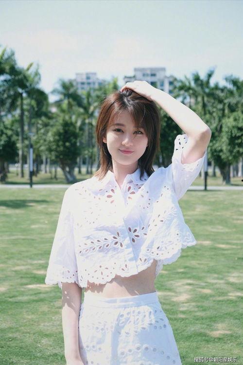 白冰吃哈密瓜和菠萝的视频,哈密瓜与菠萝的夏日美味时光