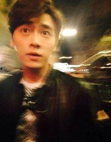 吃瓜路人遇到李易峰视频,现场互动引粉丝尖叫