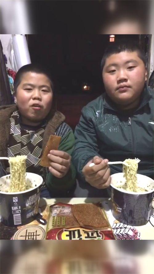 呆瓜兄弟吃泡面视频,笑料百出，温馨瞬间尽收眼底